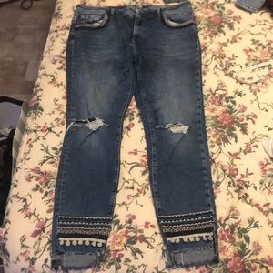 Skinny ripped jeans, embroidered edges, five pokets